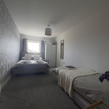 2 Bedroom Near Ocean Village Marina Port Apartment Саутхамптън Екстериор снимка