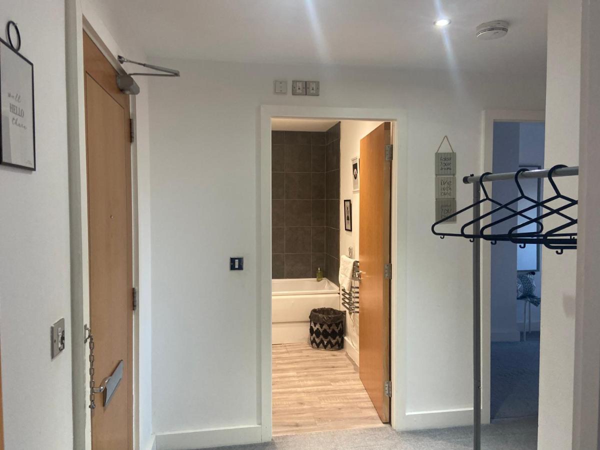 2 Bedroom Near Ocean Village Marina Port Apartment Саутхамптън Екстериор снимка